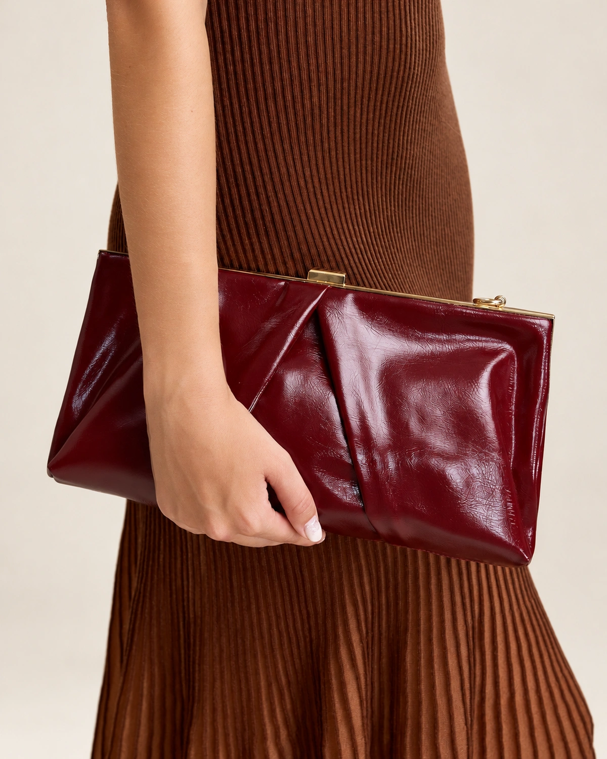 Bolsa Clutch Drapeada em Couro Envernizado com Armação Metálica na cor Bordô Imperial foto 05