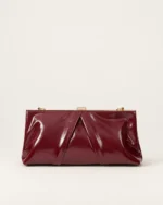 Bolsa Clutch Drapeada em Couro Envernizado com Armação Metálica na cor Bordô Imperial foto 06