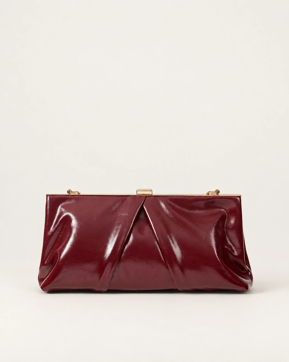 Bolsa Clutch Drapeada em Couro Envernizado com Armação Metálica na cor Bordô Imperial foto 06