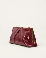 Bolsa Clutch Drapeada em Couro Envernizado com Armação Metálica na cor Bordô Imperial foto 07