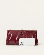 Bolsa Clutch Drapeada em Couro Envernizado com Armação Metálica na cor Bordô Imperial foto 08