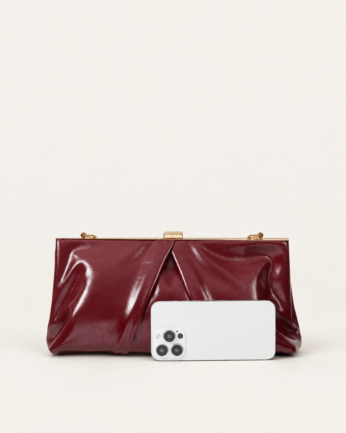 Bolsa Clutch Drapeada em Couro Envernizado com Armação Metálica na cor Bordô Imperial foto 08