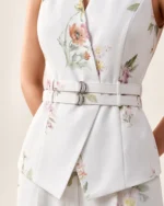 Modelo vestindo colete de alfaiataria estruturado com estampa floral em estúdio mineral