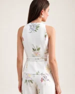 Modelo vestindo colete de alfaiataria estruturado com estampa floral em estúdio mineral