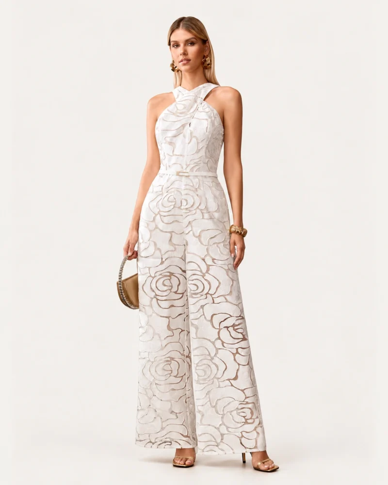 Macacão pantalona com decote halter transpassado e relevo floral 3D na cor Off-White, foto 02