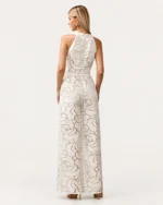 Macacão pantalona com decote halter transpassado e relevo floral 3D na cor Off-White, foto 03