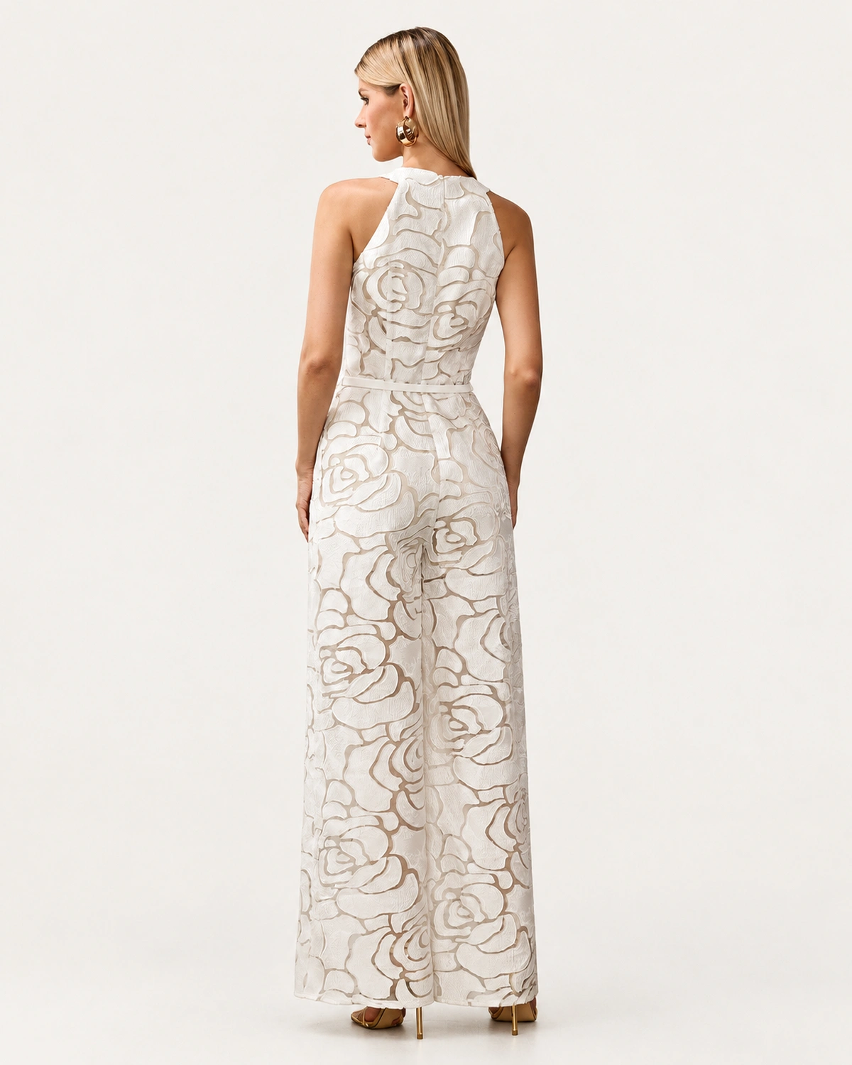 Macacão pantalona com decote halter transpassado e relevo floral 3D na cor Off-White, foto 03