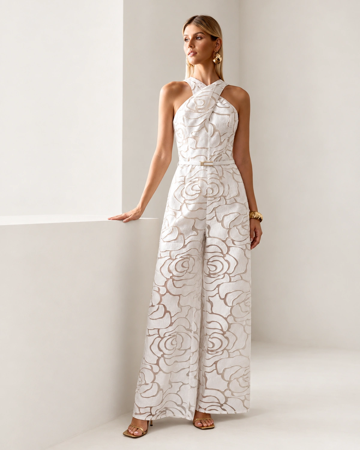 Macacão pantalona com decote halter transpassado e relevo floral 3D na cor Off-White, foto 05