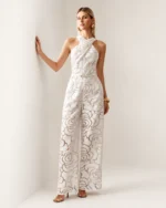 Macacão pantalona com decote halter transpassado e relevo floral 3D na cor Off-White, foto 06