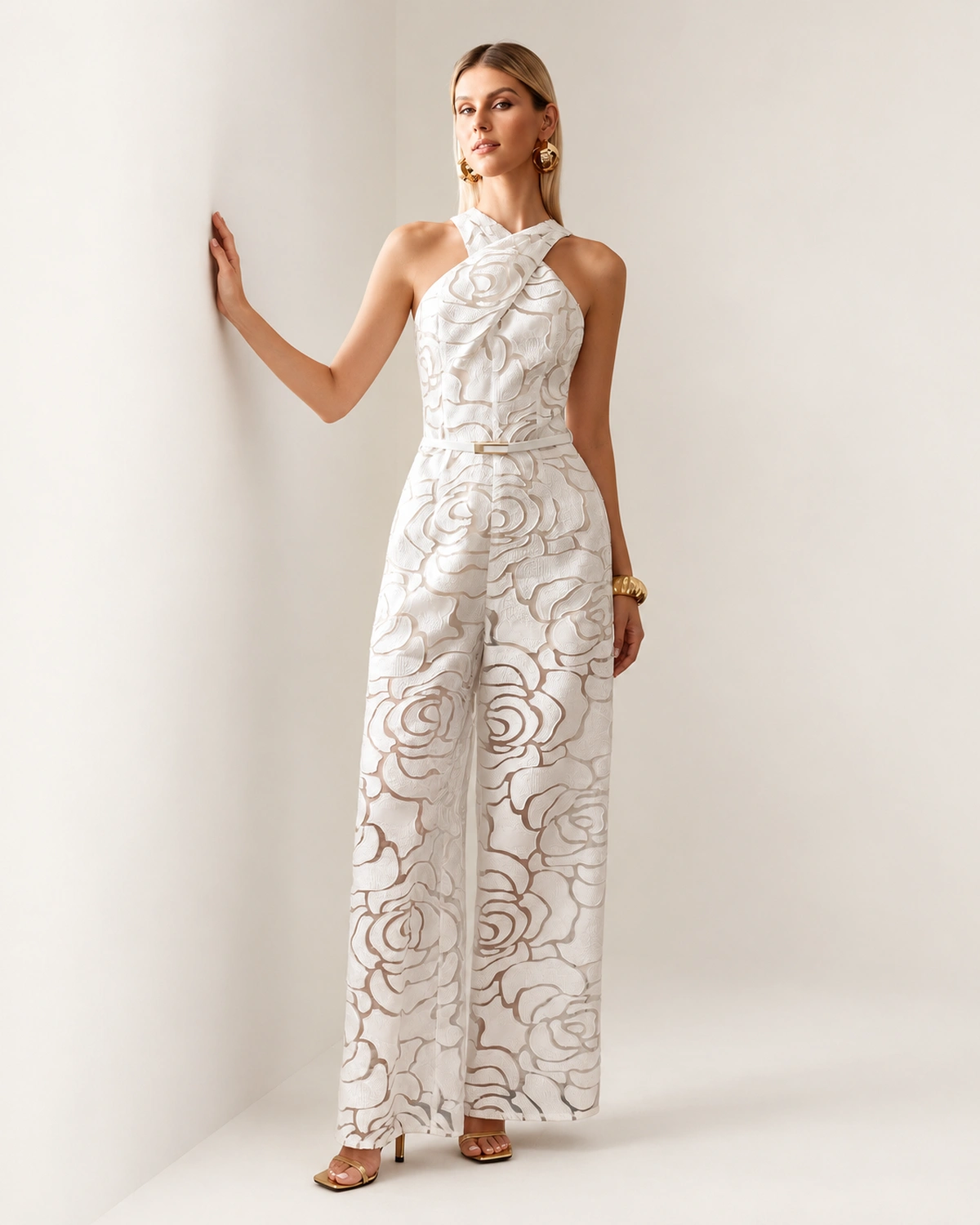 Macacão pantalona com decote halter transpassado e relevo floral 3D na cor Off-White, foto 06