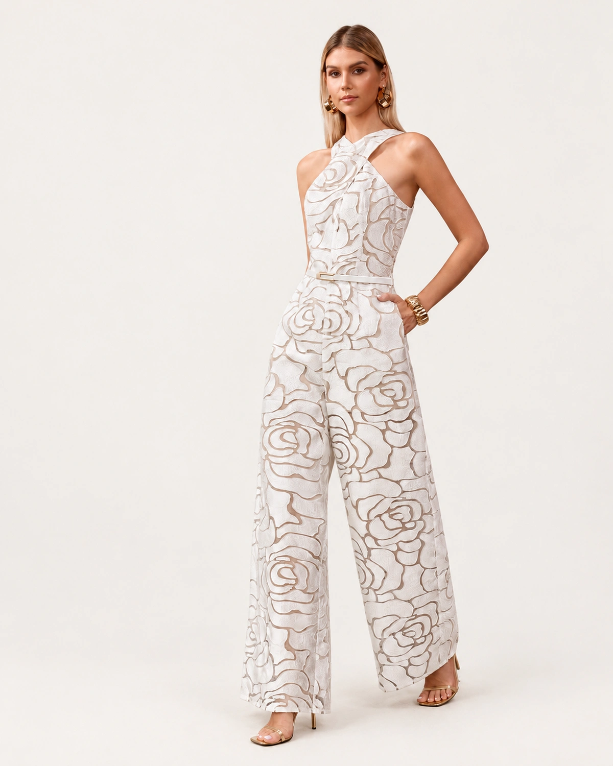 Macacão pantalona com decote halter transpassado e relevo floral 3D na cor Off-White, foto 07