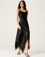 Editorial de moda feminina com vestido slip dress preto acetinado fluido e fenda com aplicação de renda.