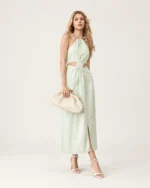 Look completo com vestido verde-sálvia e Bolsa Clutch Retrô com Fecho Kisslock bege fendi.