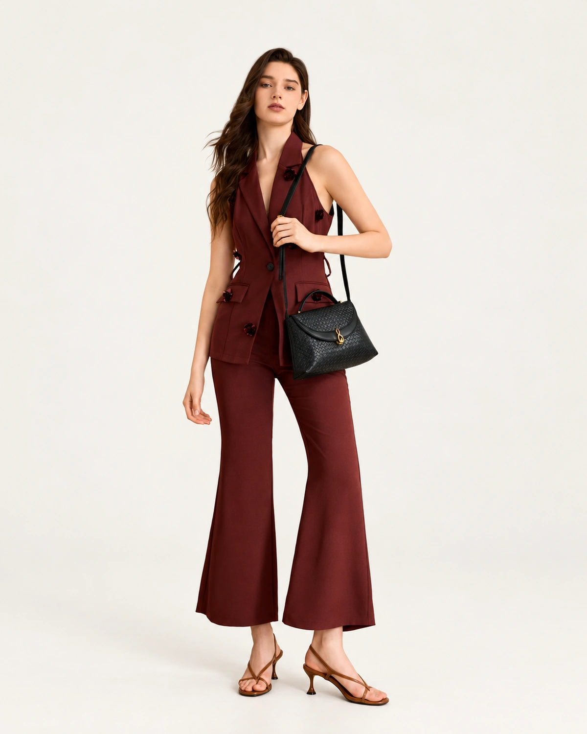 Modelo usando a Bolsa Satchel Estruturada preta com alça tiracolo regulável.
