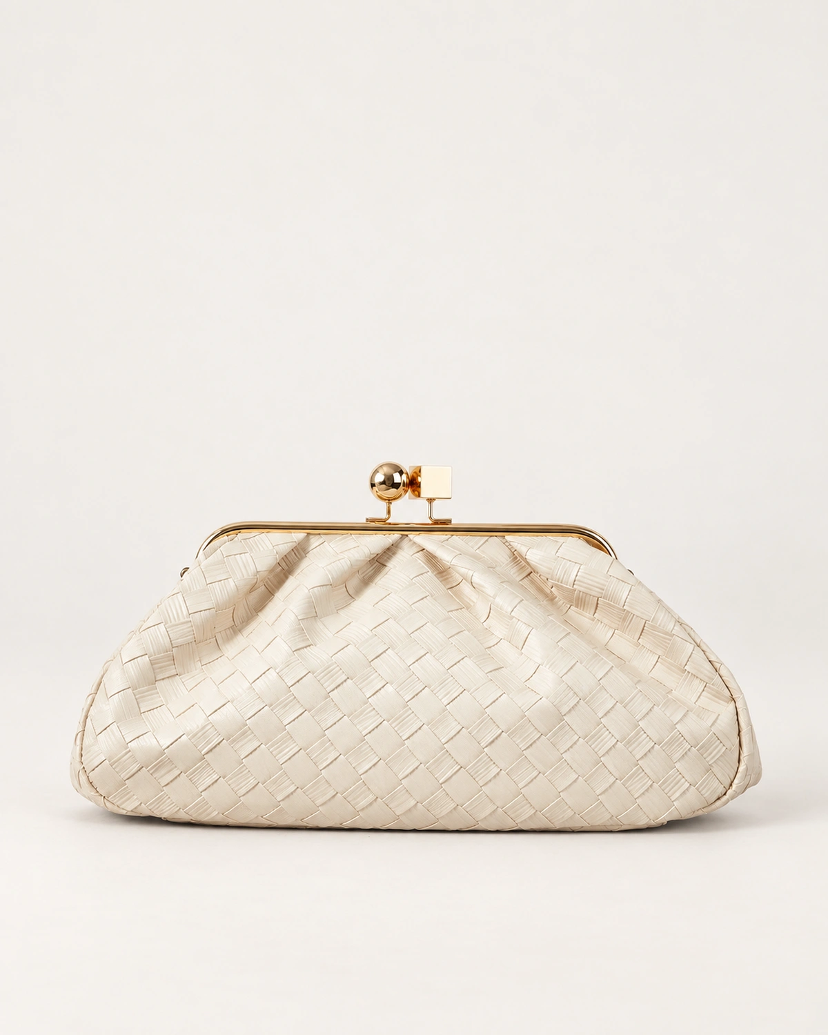 Visão superior da armação e fecho da Bolsa Clutch Retrô com Fecho Kisslock bege fendi.