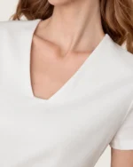 Camiseta branca de algodão com decote V na modelo, vista 02