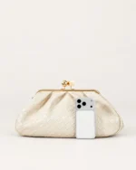 Comparativo de escala da Bolsa Clutch Retrô com Fecho Kisslock bege fendi com smartphone.