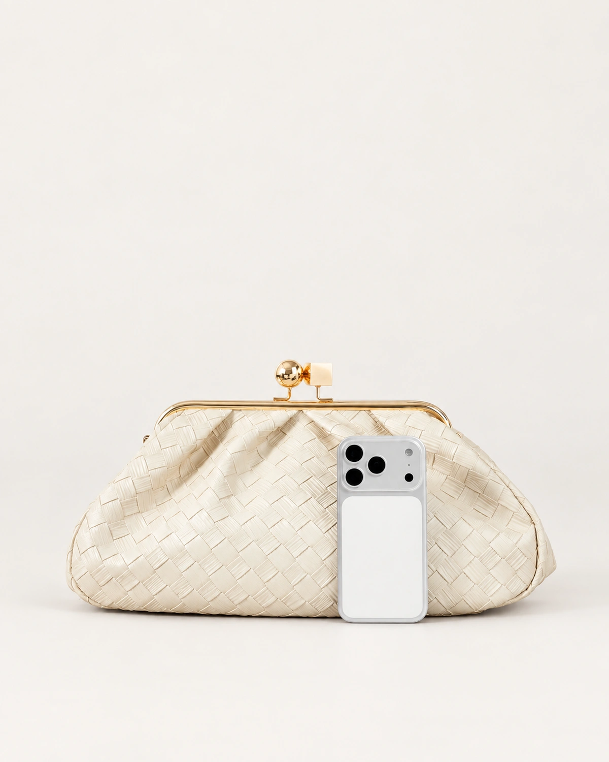 Comparativo de escala da Bolsa Clutch Retrô com Fecho Kisslock bege fendi com smartphone.