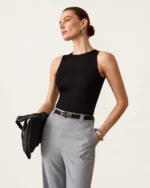 Modelo vestindo regata slim fit com gola redonda fechada na cor Noir em estúdio.