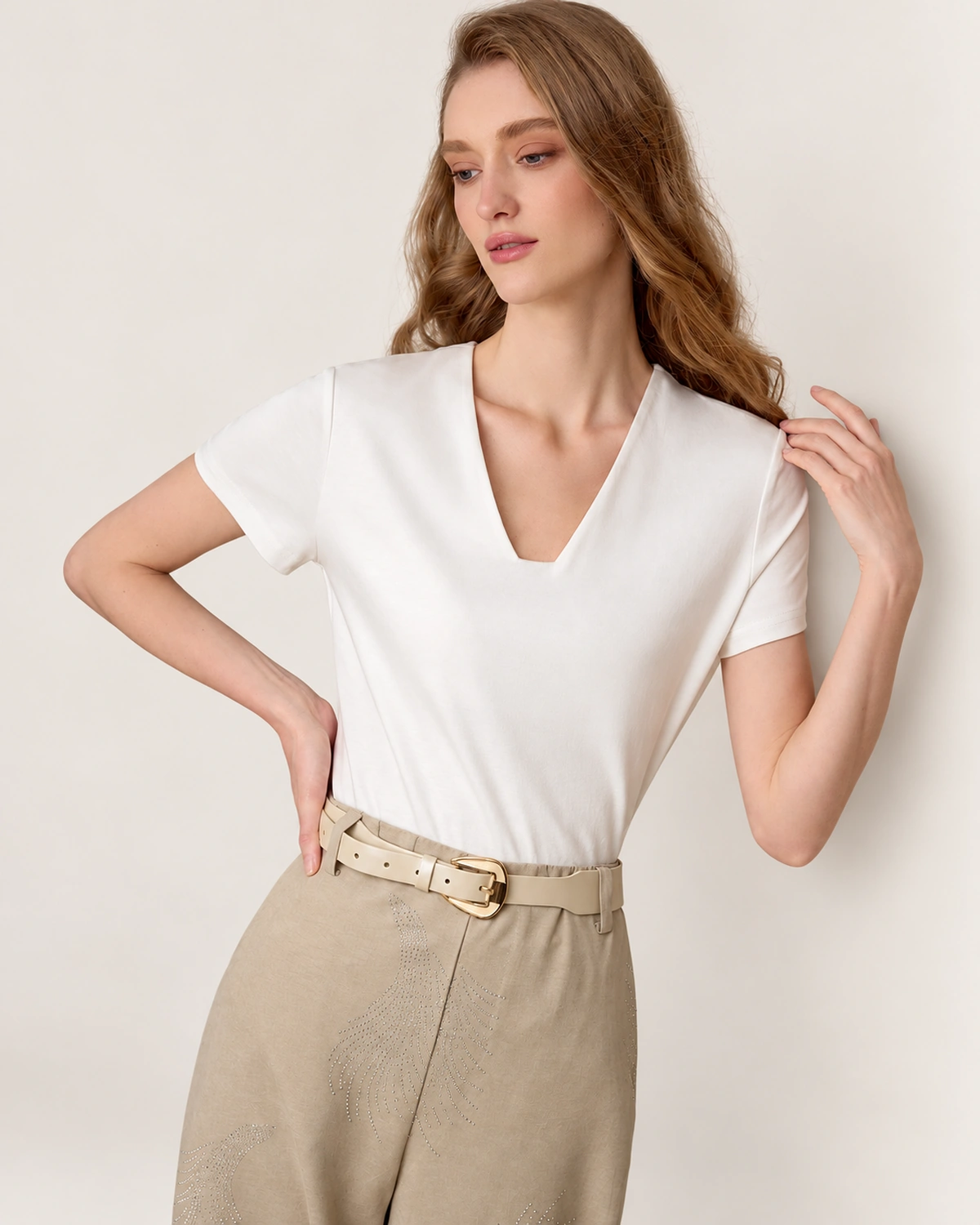 Camiseta branca de algodão com decote V na modelo, vista 04