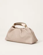 Bolsa Satchel Drapeada com Alça Escultural Metálica em tom areia com alça escultural metálica.