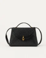 Vista frontal da Bolsa Satchel Estruturada Tressê com fecho escultural dourado.
