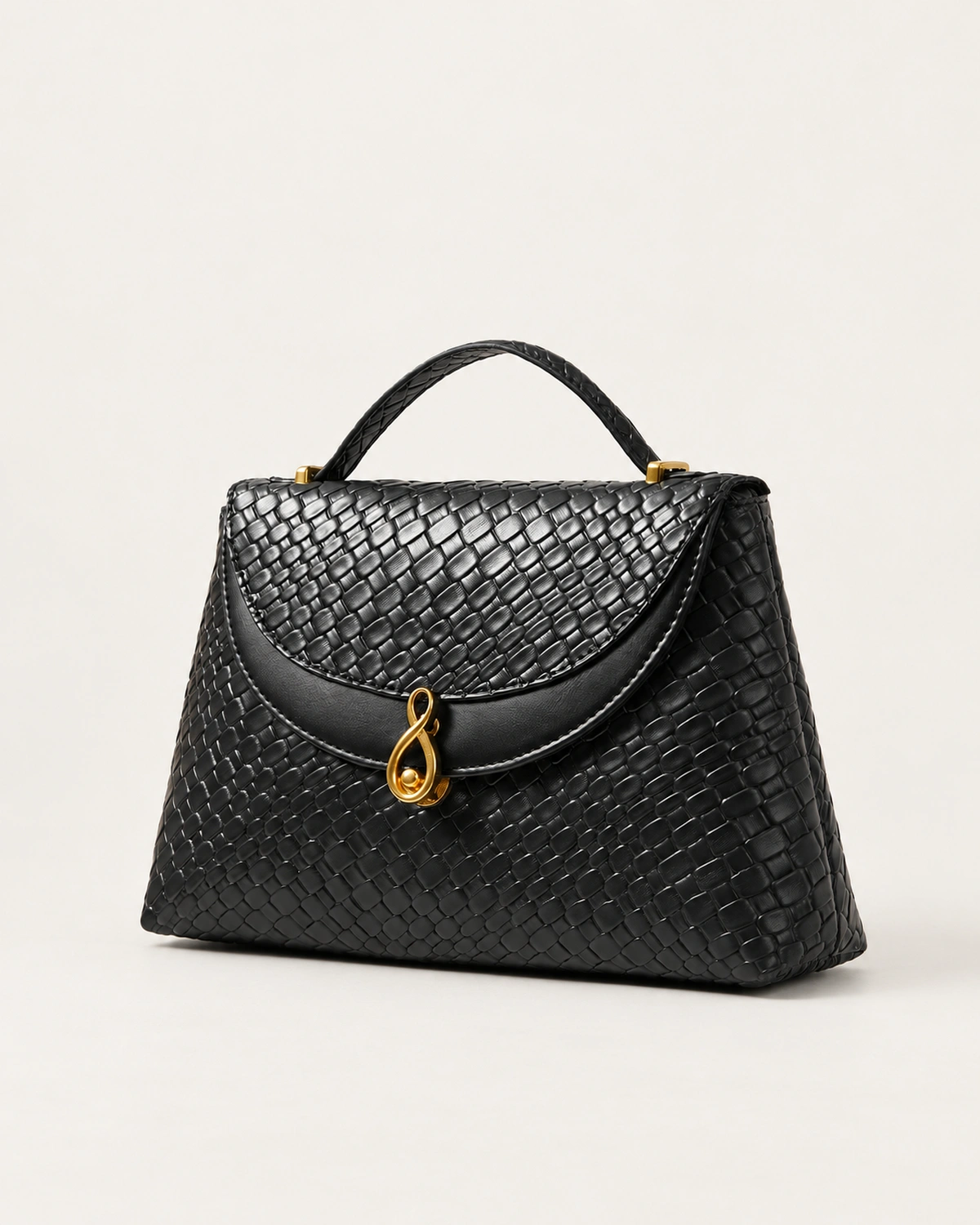 Bolsa Satchel Tressê preta em perspectiva angular destacando o volume estruturado.