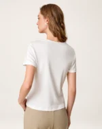 Camiseta branca de algodão com decote V na modelo, vista 03