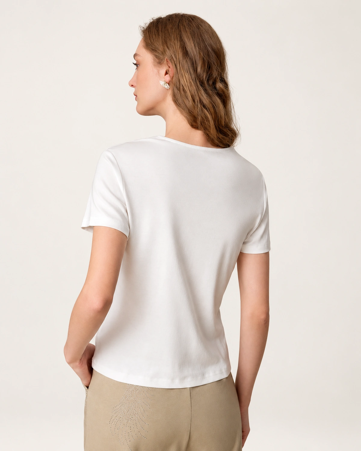 Camiseta branca de algodão com decote V na modelo, vista 03