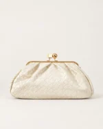 Visão frontal da Bolsa Clutch Retrô com Fecho Kisslock bege fendi em estúdio.