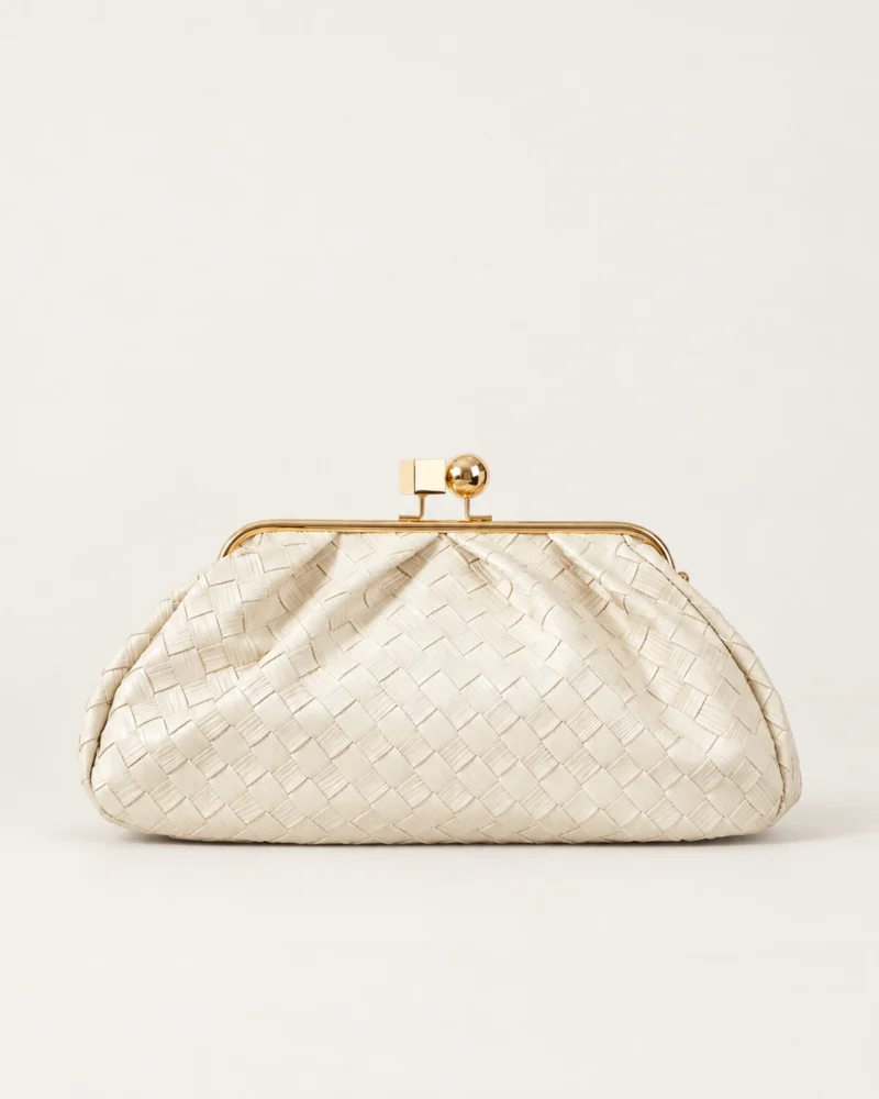 Visão frontal da Bolsa Clutch Retrô com Fecho Kisslock bege fendi em estúdio.