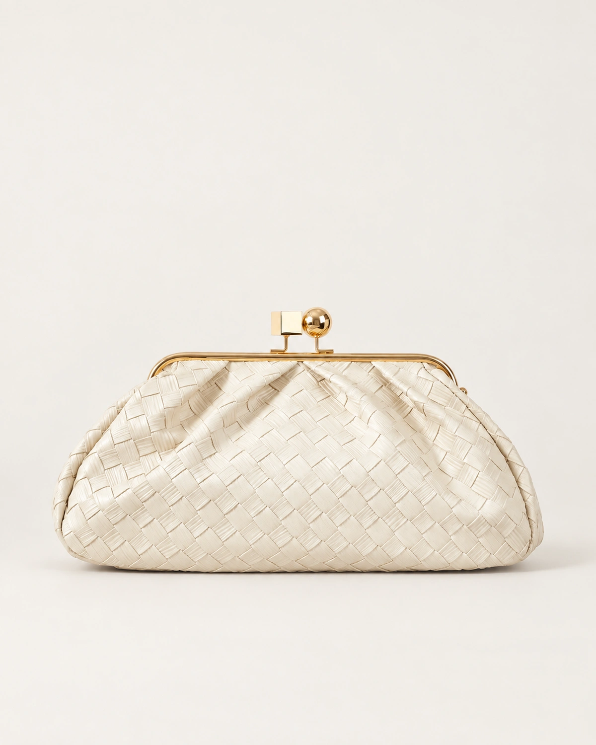 Visão frontal da Bolsa Clutch Retrô com Fecho Kisslock bege fendi em estúdio.