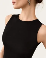 Modelo vestindo regata slim fit com gola redonda fechada na cor Noir em estúdio.