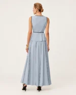 Costas do conjunto de linho Azul Céu com colete peplum e saia evasê.