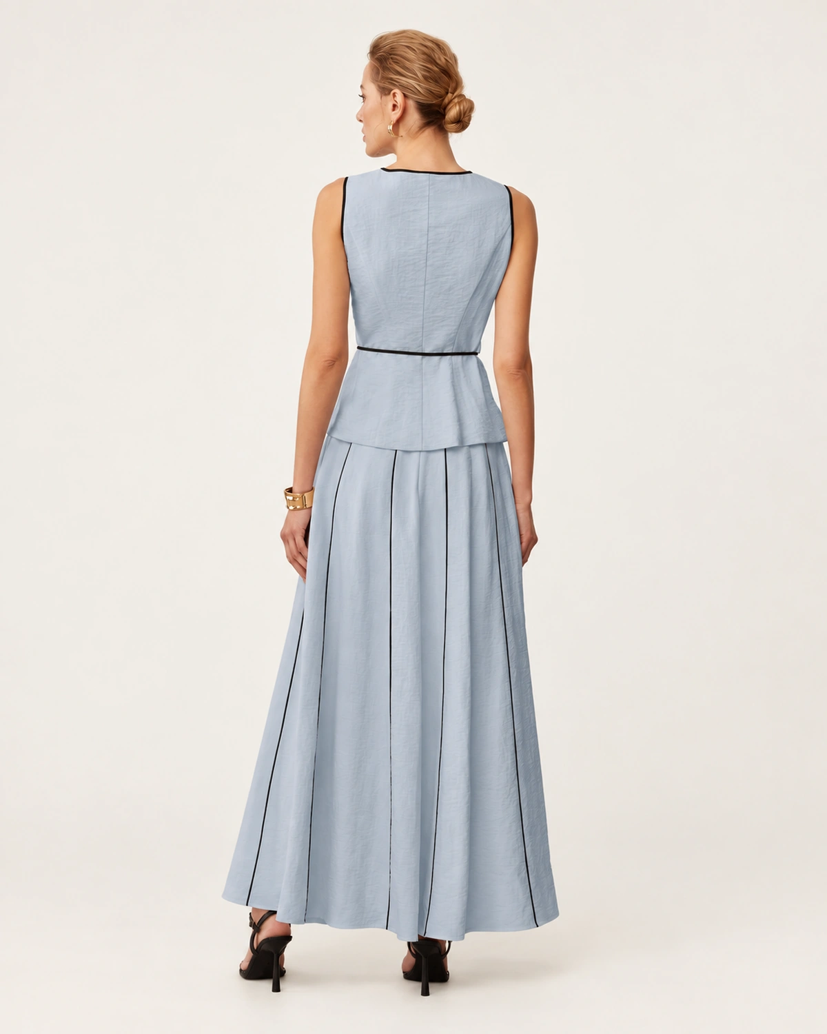 Costas do conjunto de linho Azul Céu com colete peplum e saia evasê.