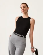 Modelo vestindo regata slim fit com gola redonda fechada na cor Noir em estúdio.