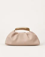 Bolsa Satchel Drapeada com Alça Escultural Metálica em tom areia com alça escultural metálica.
