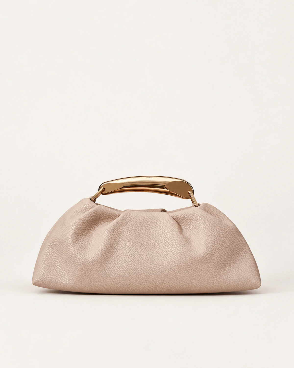 Bolsa Satchel Drapeada com Alça Escultural Metálica em tom areia com alça escultural metálica.