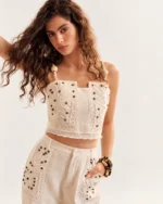 Editorial da regata cropped em linho com bordados soutache e alças com contas off-white