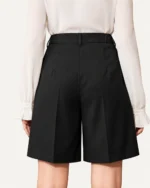 Bermuda de alfaiataria com pregas preto vista costas em modelo