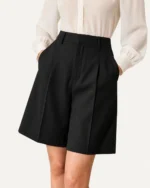 Bermuda de alfaiataria com pregas preto vista detalhe 03 em modelo