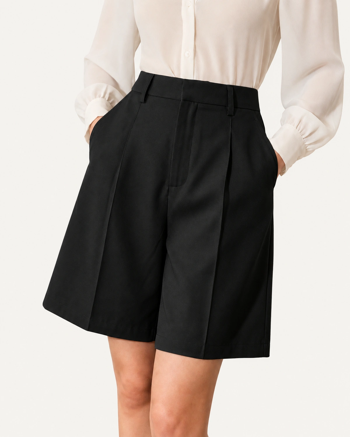 Bermuda de alfaiataria com pregas preto vista detalhe 03 em modelo