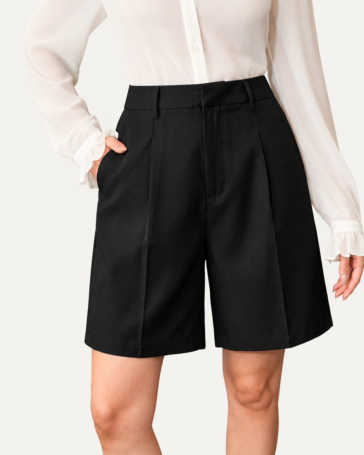 Bermuda de alfaiataria com pregas preto vista detalhe 04 em modelo
