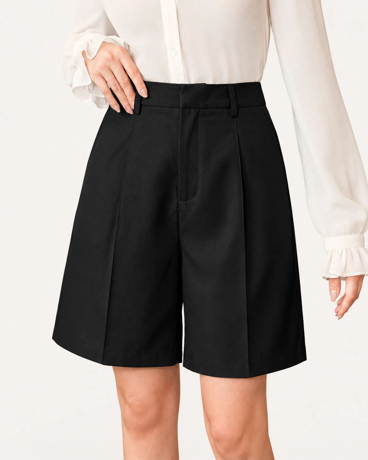 Bermuda de alfaiataria com pregas preto vista detalhe 05 em modelo