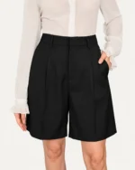 Bermuda de alfaiataria com pregas preto vista detalhe 06 em modelo