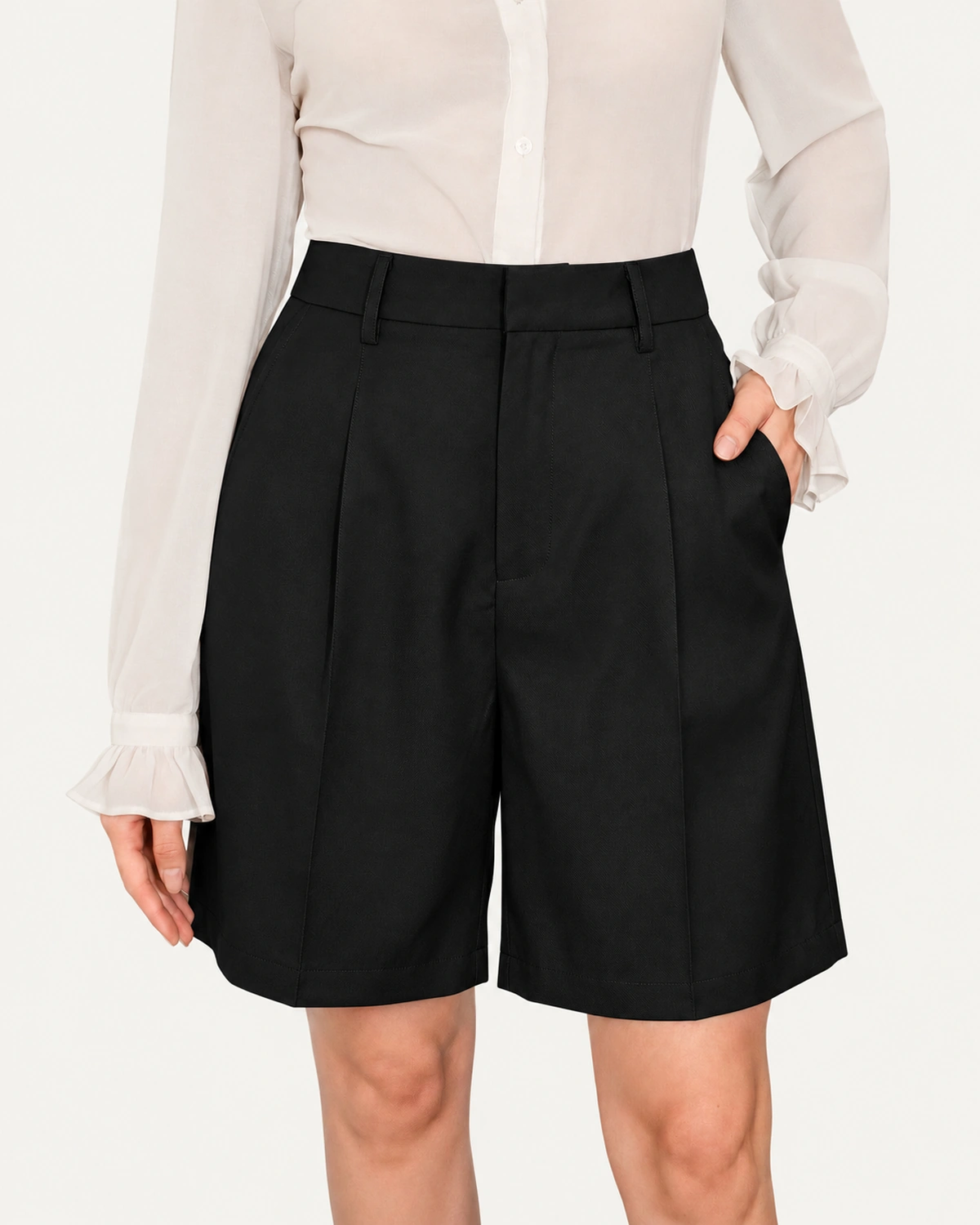 Bermuda de alfaiataria com pregas preto vista detalhe 06 em modelo