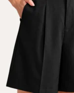 Bermuda de alfaiataria com pregas preto vista detalhe 07 em modelo