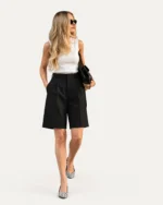 Bermuda de alfaiataria com pregas preto vista detalhe 08 em modelo