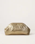 Vista frontal isolada da bolsa clutch drapeada em couro metalizado dourado champanhe no estúdio mineral.