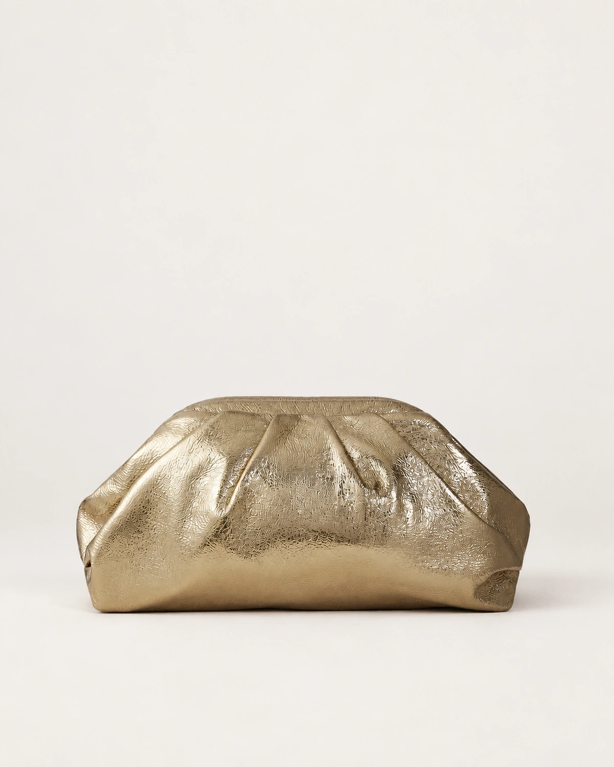 Vista frontal isolada da bolsa clutch drapeada em couro metalizado dourado champanhe no estúdio mineral.